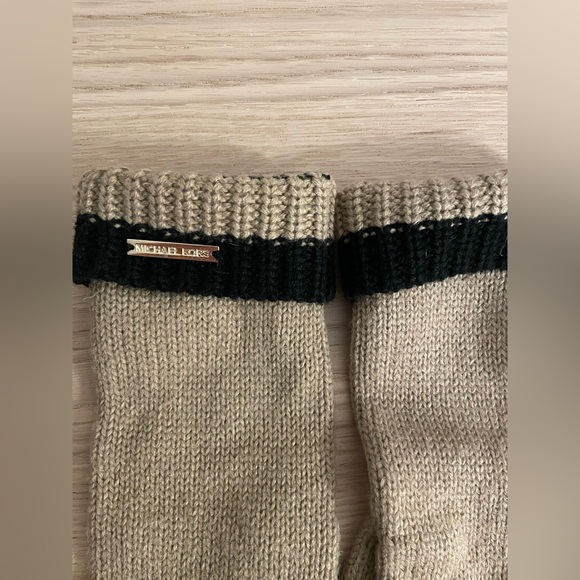 Michael Kors - Tan Tech Gloves - Picture 5 of 5